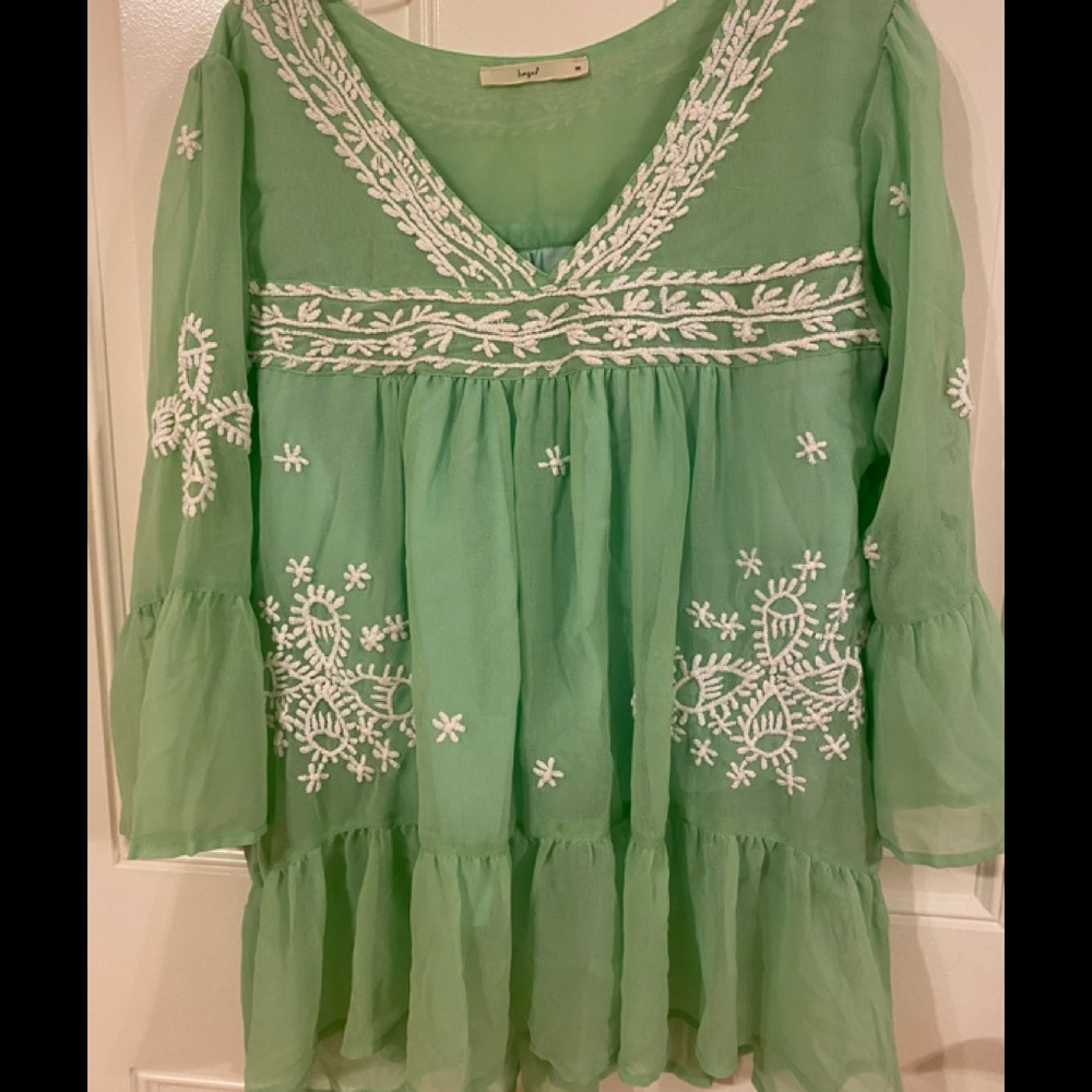Beautiful mint green blouse with white trim. Medium
